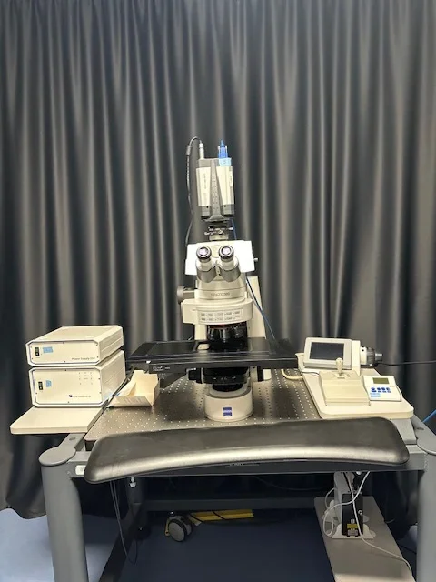 Photo of the ZEISS wide-field microscope